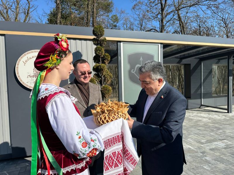 Брест принимает делегацию из Ирана. Председатель горисполкома встретил гостей на въезде в город