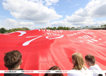 Гигантское знамя Победы развернули в Брестской крепости участники экспедиции «Непокоренные»