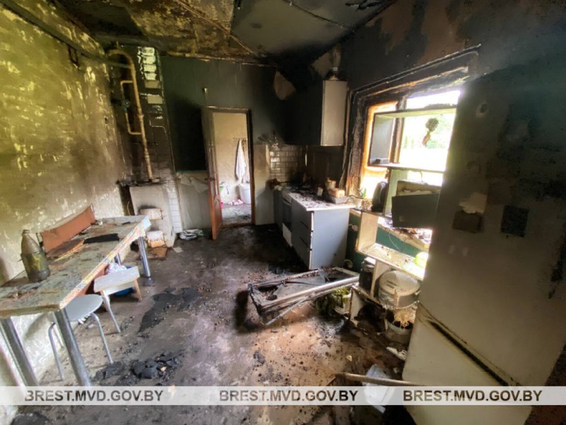 Житель Ивацевичского района поссорился с женой и, угрожая всех в доме сжечь, поджег свое жилище