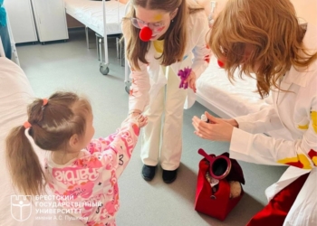 Студенты-клоунотерапевты посетили детей в детской областной больнице