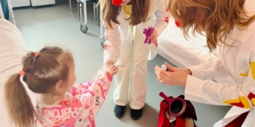 Студенты-клоунотерапевты посетили детей в детской областной больнице