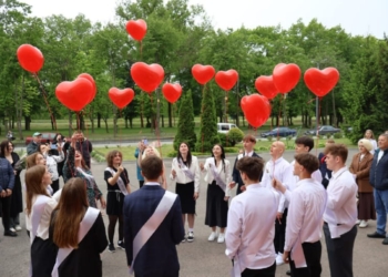 24 мая для ребят 9-х и 11-х классов звучит последний звонок