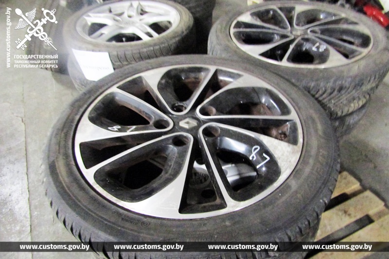 Незадекларированные товары почти на 40 тыс. рублей обнаружили брестские таможенники в двух грузовиках польских перевозчиков