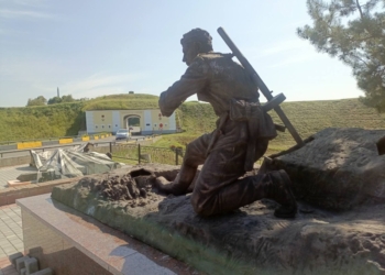 Вчера в Брест привезли скульптурную композицию, которую установят возле Северных ворот крепости