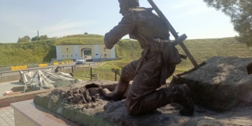 Вчера в Брест привезли скульптурную композицию, которую установят возле Северных ворот крепости