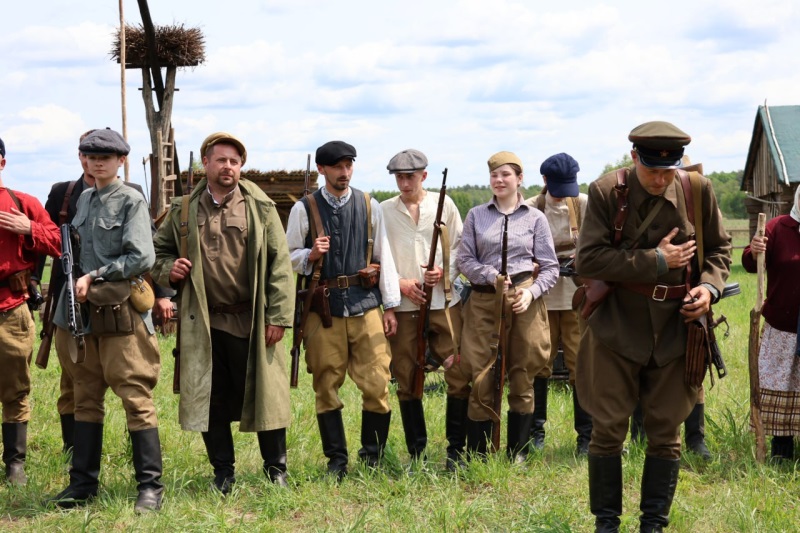 В первый день лета в урочище Карасино воссоздали события военных лет