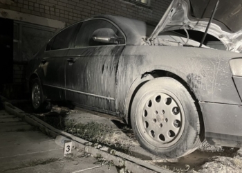 Имея 2,4 промилле в крови, сначала бросил табуреткой в автомобиль, а потом поджёг его