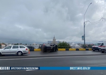 На мосту через ж-д пути в Бресте случилась авария с «перевертышем»