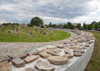 Проект памятника длиною в двадцать лет….