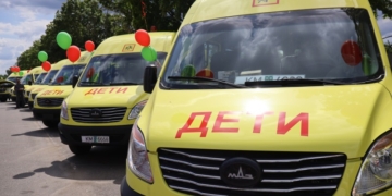 Очередная партия школьных автобусов от «Брестмаша» отправилась по Беларуси