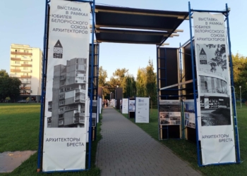 Выставка на набережной Бреста, мимо которой сложно пройти