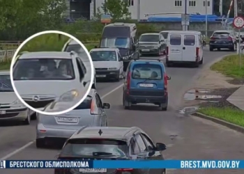 Камера «увидела» в машине ребенка не в автокресле — водителя наказали