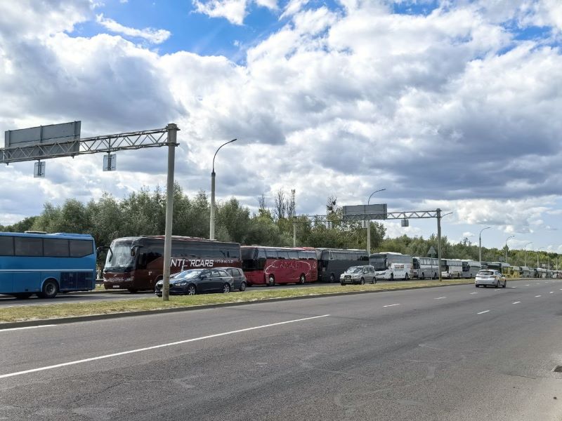 Рекорды на границе обновляются: 4585 легковых и 130 автобусов в очереди на Тересполь