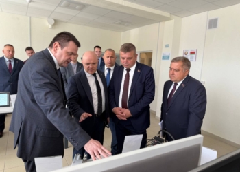 Министр промышленности на Цветотроне