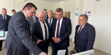 Министр промышленности на Цветотроне