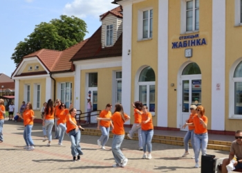 Сегодня устроили танцевальный флешмоб на перроне станции Жабинка