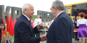 Ключи от новых школьных автобусов и автомобилей-рефрижераторов передали Первому региону