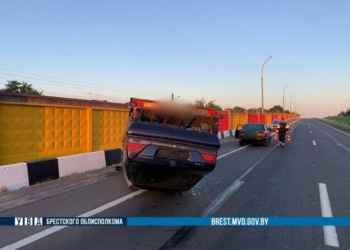 В Бресте опрокинулся прицеп с перевозимым автомобилем