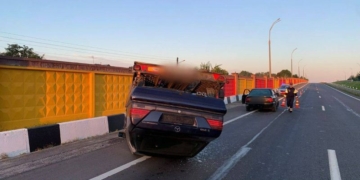 В Бресте опрокинулся прицеп с перевозимым автомобилем