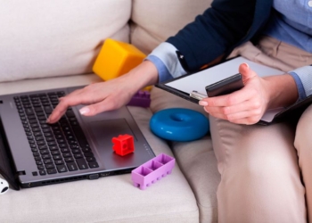 Можно ли работать, находясь в отпуске по уходу за ребенком до 3 лет, и как это влияет на размер выплат?