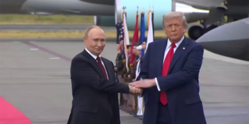 Президенты России и США Владимир Путин и Дональд Трамп встретились на Аляске