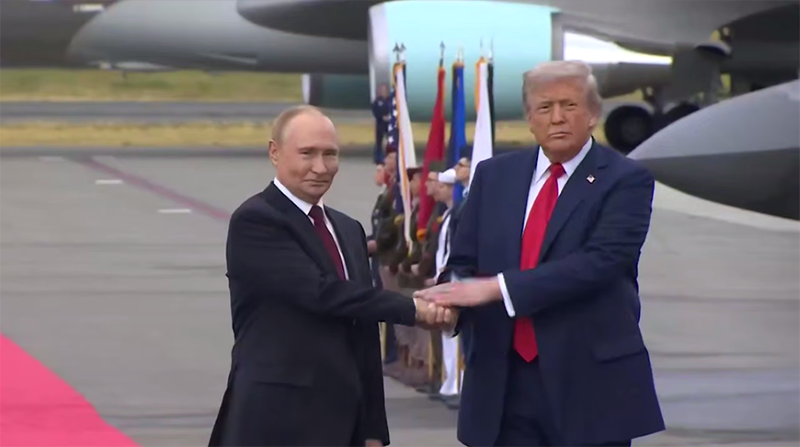 Президенты России и США Владимир Путин и Дональд Трамп встретились на Аляске