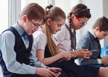 Дети с мобилками