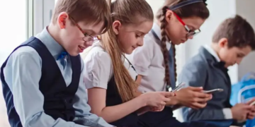 Дети с мобилками