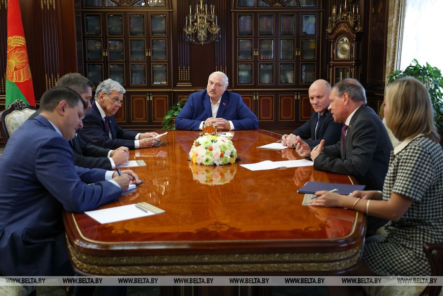 Письмо Лукашенко от Трампа, «большая сделка» и снятие санкций с «Белавиа». Главное о перезагрузке отношений с США