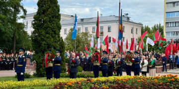 17 сентября утром в Бресте прошла памятная церемония возложения цветов и митинг