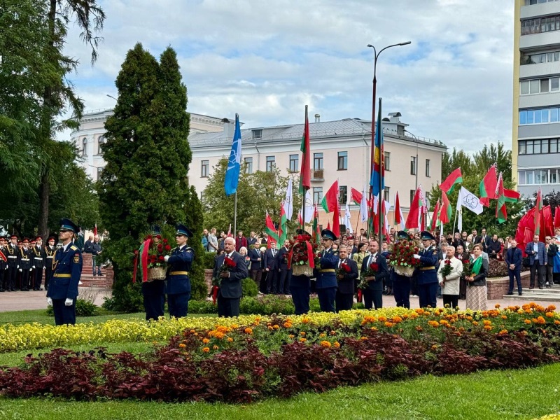 17 сентября утром в Бресте прошла памятная церемония возложения цветов и митинг