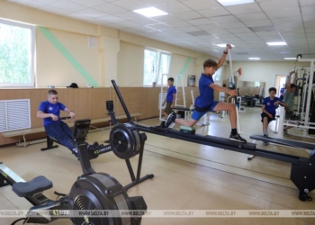 Федерация профсоюзов Беларуси подарила гребные тренажеры юным брестским спортсменам