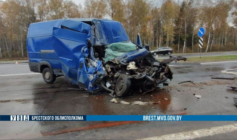 В Ивацевичском районе грузовой «Fiat» столкнулся со свеклоуборочным комбайном