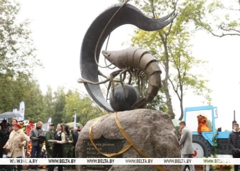 Памятник креветке дополнил облик Белоозерска