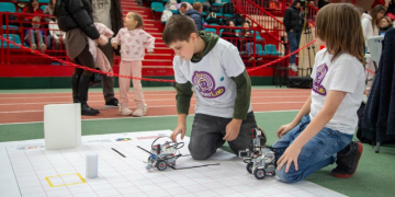В легкоатлетическом манеже Бреста открылся масштабный турнир по робототехнике