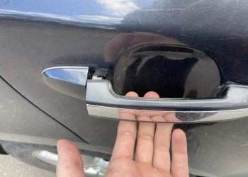 дверь автомобиля ручка