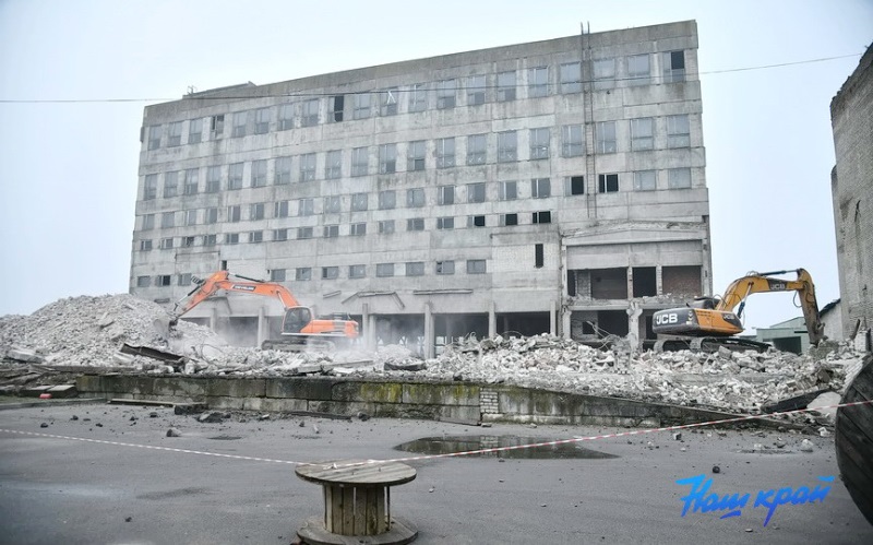 В Барановичах сносят 32-метровое здание «Бархима»