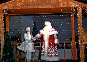 12 декабря в Брестском парке открыли Усадьбу Деда Мороза