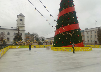 На площади Ленина в Бресте испытывают лед нового катка. Фотофакт