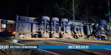 ДТП в Пружанском районе: работники МЧС спасли водителя грузового автомобиля.