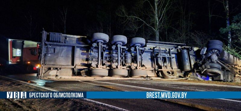 ДТП в Пружанском районе: работники МЧС спасли водителя грузового автомобиля.