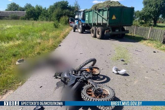 Мотоциклист погиб, столкнувшись с прицепом трактора. Почему прекращено расследование ДТП?