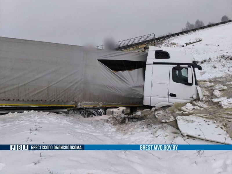 На М1 в Кобринском районе фура съехала в кювет