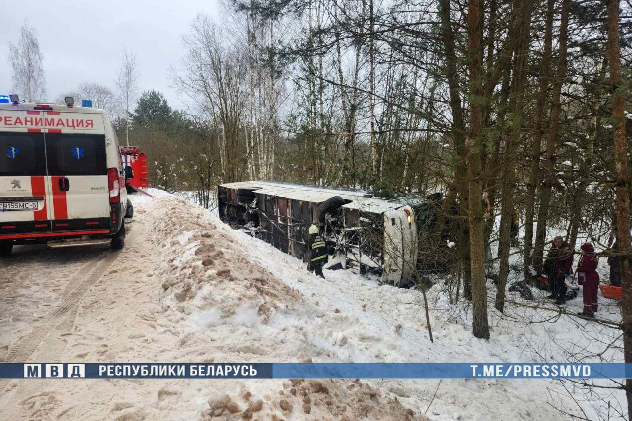 опрокинулся автобус на скользкой дороге