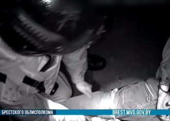 Прицельный выстрел в ногу остановил пьяного жителя Березовского района, который пошел с ножом на милиционеров