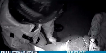 Прицельный выстрел в ногу остановил пьяного жителя Березовского района, который пошел с ножом на милиционеров
