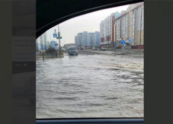 В районе большого «Евроопта» в Бресте поврежден водопровод — сложно пройти и проехать