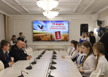 В горисполкоме вручили паспорта лучшим юным брестчанам