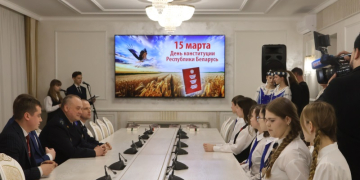 В горисполкоме вручили паспорта лучшим юным брестчанам