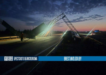 Пьяный бесправник снес консольную опору на М1 в Березовском районе